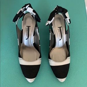 NWOT Black & white pumps with cute bows
